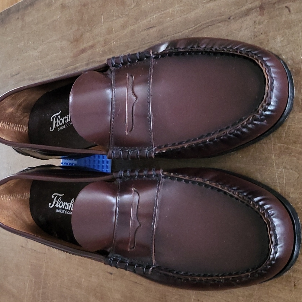 EUC. Beautiful burgundy leather, Florsheim men's moc penny loafers. Size: 11.